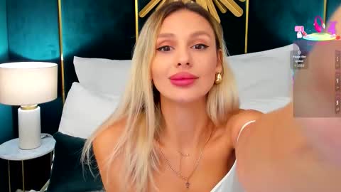 Snapshot of misslou_ chatting on October 22, 5:32 am Lou online show from October 22, 5:32 am