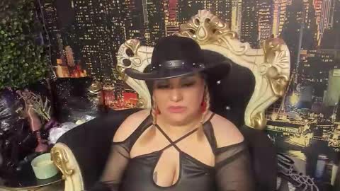 QueenT online show from December 3, 11:38 pm