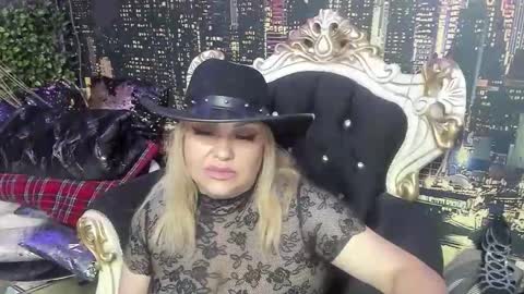 QueenT online show from December 1, 12:41 am