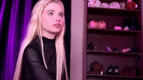 Snapshot of missslola chatting on January 6, 5:16 pm Misss Lola Angel online show from January 6, 5:16 pm