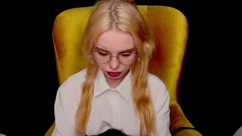 Snapshot of missslola chatting on October 5, 2:46 pm Misss Lola Angel online show from October 5, 2:46 pm