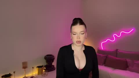 Mia online show from June 17, 1:27 pm