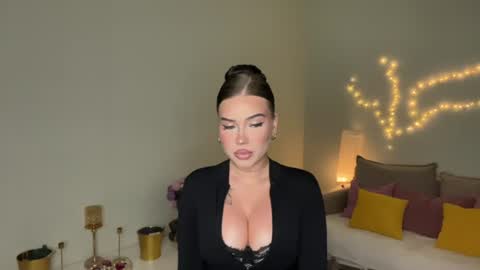 Mia online show from July 5, 1:29 pm