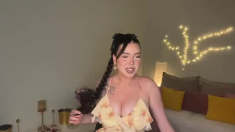 Mia online show from July 11, 2:20 pm