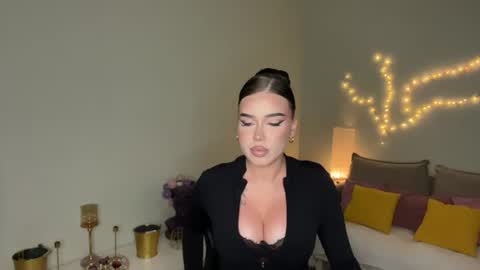 Mia online show from July 4, 3:37 pm