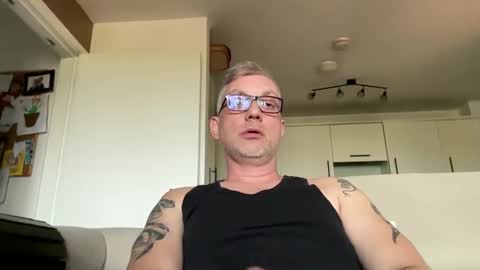 mklondon78 online show from April 26, 11:41 am