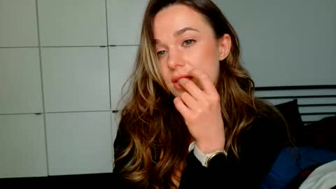 mmminnie online show from February 5, 10:30 am