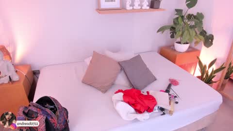 M o L l i E  online show from February 5, 11:55 am