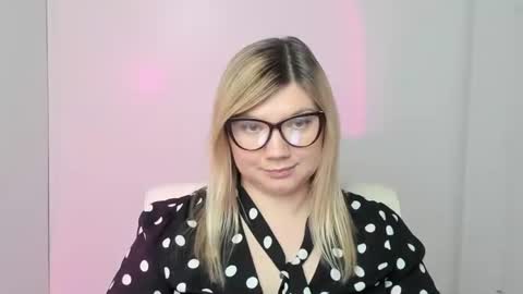 Snapshot of molly_moree chatting on October 22, 12:18 pm Molly online show from October 22, 12:18 pm