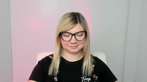 Snapshot of molly_moree chatting on September 22, 11:47 am Molly online show from September 22, 11:47 am