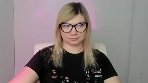 Snapshot of molly_moree chatting on October 6, 12:01 pm Molly online show from October 6, 12:01 pm