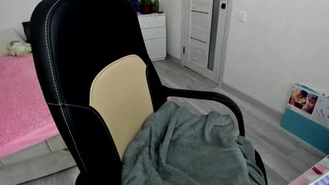 Snapshot of molly_sweetbaby chatting on October 12, 2:31 pm Ill tell you when were private online show from October 12, 2:31 pm