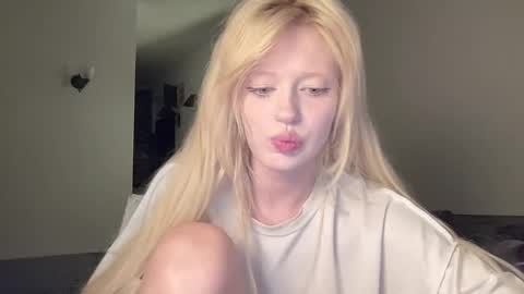 Snapshot of mollycodle chatting on October 22, 7:26 pm Goddess Katherine online show from October 22, 7:26 pm