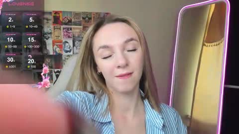 Snapshot of mollydevonn chatting on October 23, 2:02 am Molly online show from October 23, 2:02 am