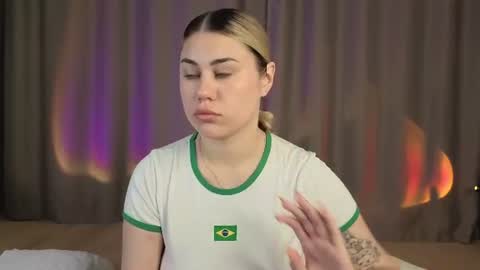 momento_marie online show from June 8, 3:02 pm