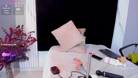 MONIK FOX online show from October 1, 10:52 pm