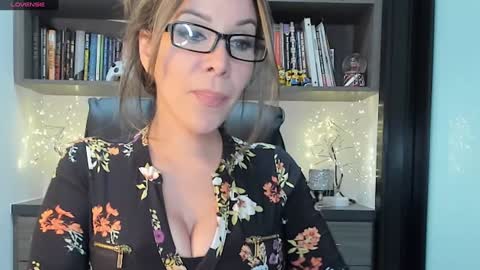 Monilee online show from January 7, 8:52 pm