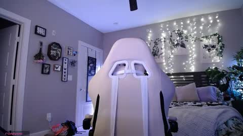 Lydia Mooney online show from January 7, 1:28 am