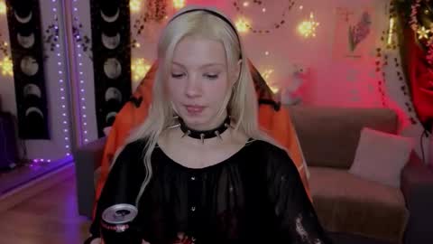 Mia   online show from October 25, 8:53 pm