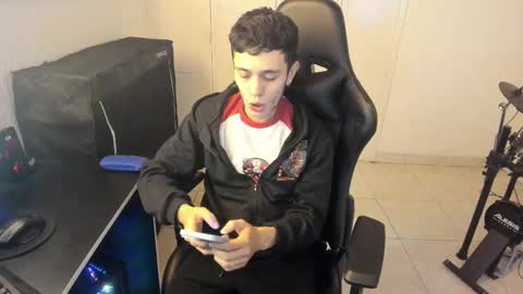 Snapshot of mr_andresr chatting on February 18, 6:26 pm Andy online show from February 18, 6:26 pm