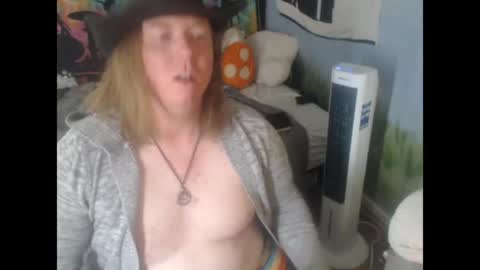 mr_strawberry online show from April 16, 10:23 pm