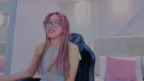 nami_sweet_ online show from October 9, 9:48 am