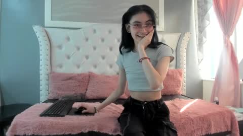 Snapshot of naomi_cooper__ chatting on October 6, 1:29 pm naomi online show from October 6, 1:29 pm