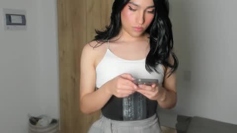 Naomi Moore online show from February 24, 11:30 pm