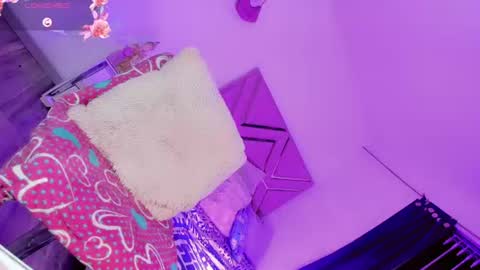 naomisaenz01 online show from July 4, 7:34 am