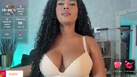 Naomi     online show from October 28, 3:07 am