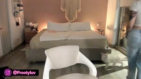 anatalybee online show from June 14, 2:24 am