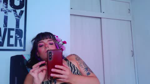 Snapshot of naughty_em_17 chatting on September 14, 4:52 pm Em please help me reach 100 thumbs up 3 online show from September 14, 4:52 pm