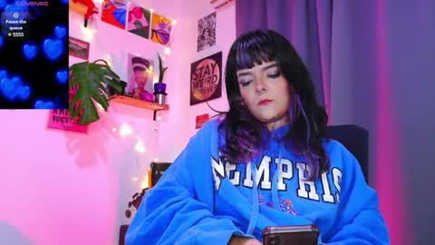 Snapshot of naughty_em_17 chatting on January 17, 5:00 am Em please help me reach 100 thumbs up 3 online show from January 17, 5:00 am