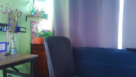 Snapshot of naughty_em_17 chatting on September 28, 4:38 pm Em please help me reach 100 thumbs up 3 online show from September 28, 4:38 pm