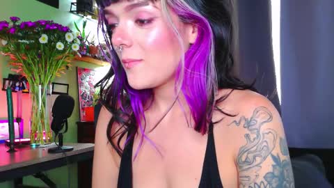 Snapshot of naughty_em_17 chatting on October 12, 9:38 pm Em please help me reach 100 thumbs up 3 online show from October 12, 9:38 pm