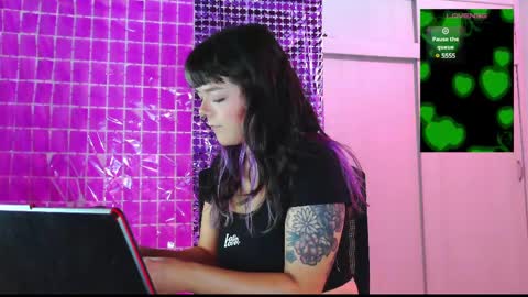 Snapshot of naughty_em_17 chatting on March 6, 9:25 am Em please help me reach 100 thumbs up 3 online show from March 6, 9:25 am