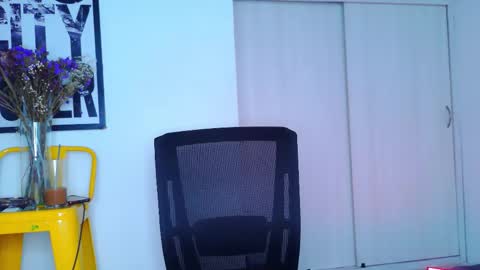 Em  please help me reach 100 thumbs up 3 online show from January 18, 5:11 pm