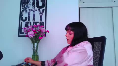 Snapshot of naughty_em_17 chatting on September 18, 7:29 pm Em please help me reach 100 thumbs up 3 online show from September 18, 7:29 pm