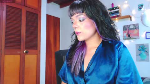 Snapshot of naughty_em_17 chatting on January 17, 9:39 pm Em please help me reach 100 thumbs up 3 online show from January 17, 9:39 pm