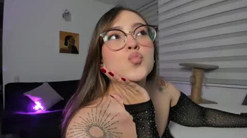 LANAindependent model online show from April 14, 8:17 am