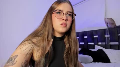 LANAindependent model online show from November 8, 6:05 am