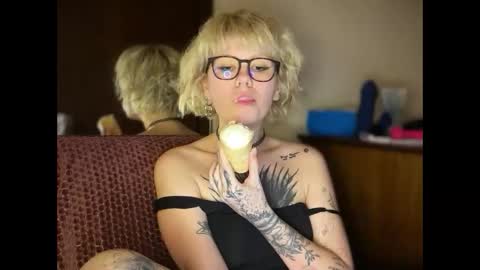 NaughtyLayla666 online show from June 1, 11:17 pm