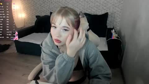 NayaValen online show from December 14, 3:35 am