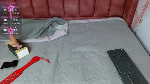 nia_thompsom online show from April 8, 1:58 pm