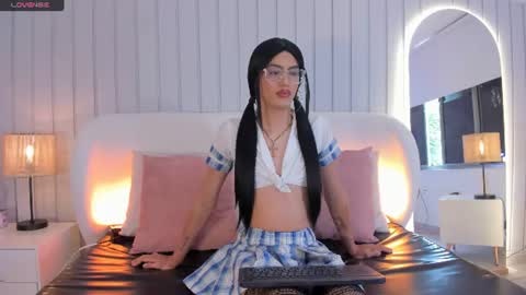 nickiwestt___ online show from August 3, 8:04 pm