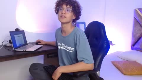 Snapshot of nickolas_moon chatting on February 14, 12:19 am Nickolas Muoz online show from February 14, 12:19 am