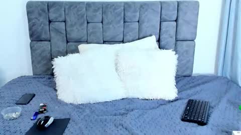 nicolastorres__ online show from November 8, 8:17 am