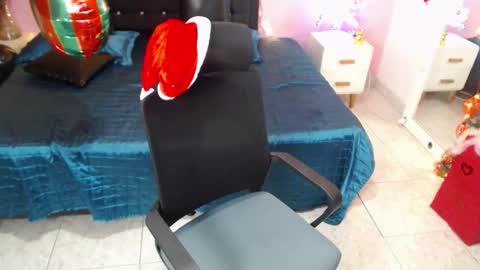 Nicole Santana online show from December 17, 12:17 am