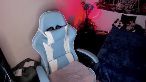 Nicol independent model online show from February 7, 12:42 am