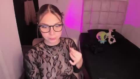 Nicol independent model online show from February 15, 9:35 pm